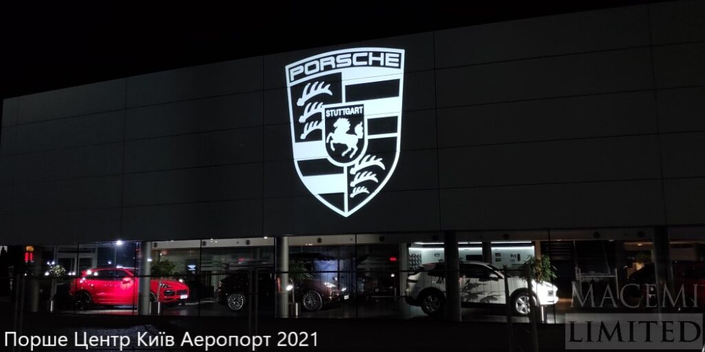 Трафаретна гобо проекція великих розмірів на фасаді будівлі билборд лайт бокс мурал брендмауер