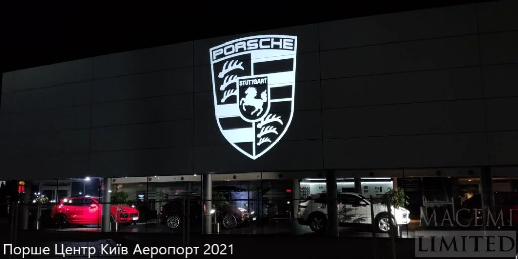 Трафаретна гобо проекція великих розмірів на фасаді будівлі билборд лайт бокс мурал брендмауер