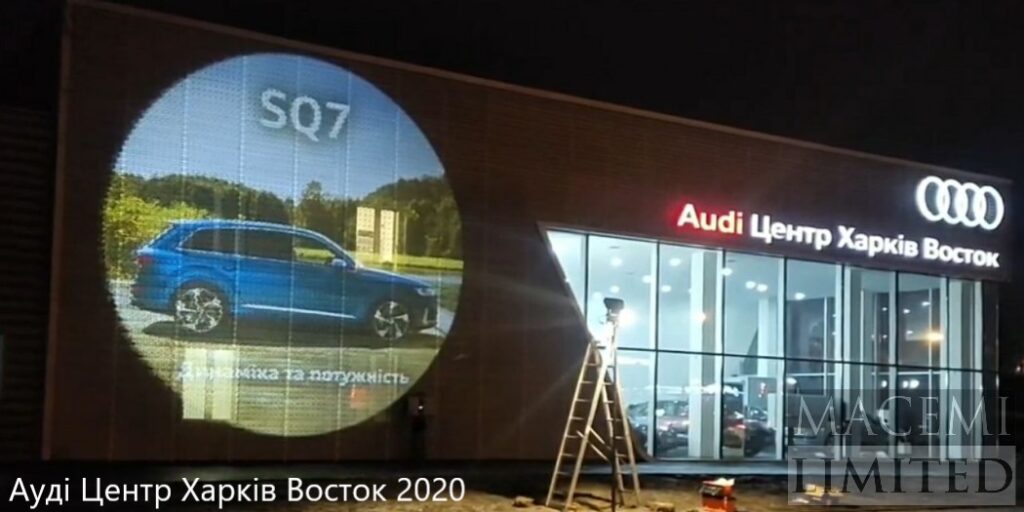 Трафаретна гобо проекція великих розмірів на фасаді будівлі билборд лайт бокс мурал брендмауер