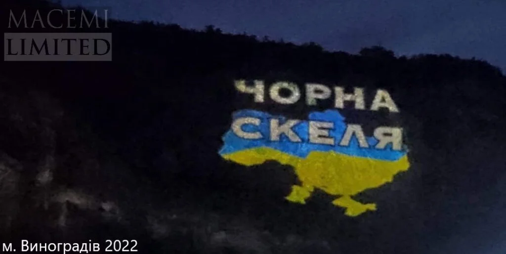 Трафаретна гобо проекція великих розмірів на фасаді будівлі билборд лайт бокс мурал брендмауер